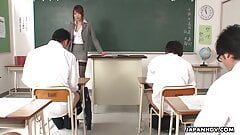 教室でオーラルセックスする日本人ブルネットの星優乃。