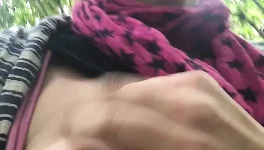 Cewek sange ini lagi asik mainin toketnya sambil jalan-jalan di luar ruangan