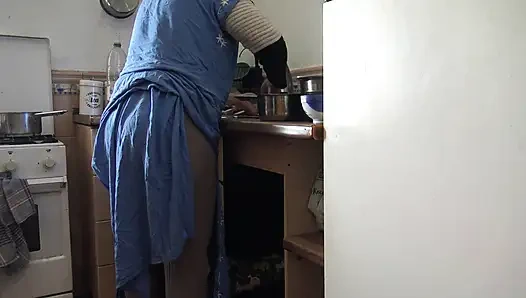 Seks anal sama cewek turki tukang bersih-bersih di Jerman. SEKS ANAL DI DAPUR