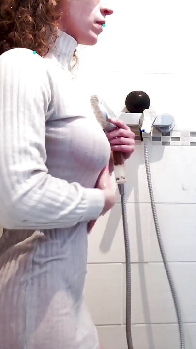 Je Mouille Ma Robe Sous La Douche, Gicles Comme Un Précoce!