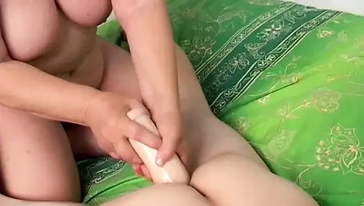 Azgın iri güzel kız sikicisini cezalandırmadan önce sikişiyor