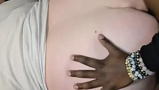 Weißes mädchen mit dickem hintern wird gepflügt und schluckt das sperma ihres stiefbruders