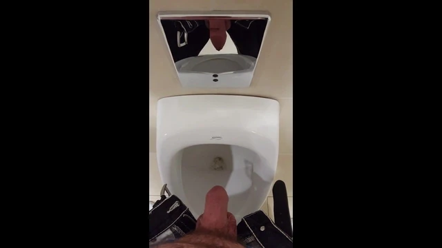 Gay to piss down