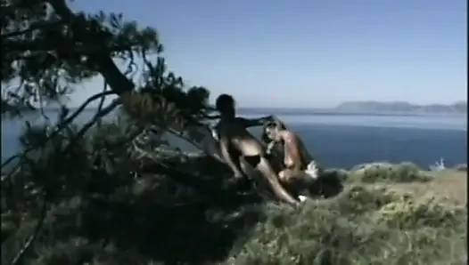 Sarışın Jeany Bee Akdeniz yolculuğu sırasında manzaraları görmeye ve utangaç teneffüsleri ziyarete bayılıyor