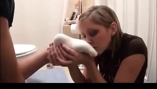 Mengendur kaus kaki di toilet