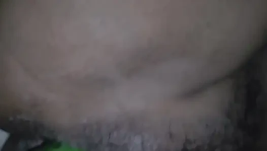 Er steckte seine hand in die muschi seiner ehefrau und steckte die gurke, muschi und arsch explodierten ein.
