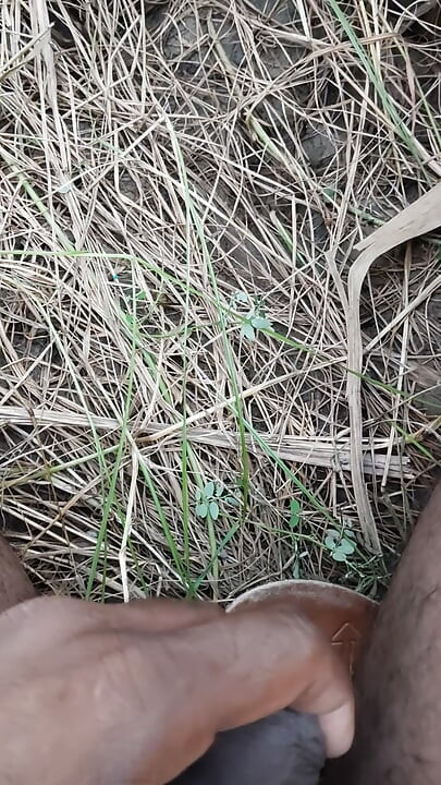 Ινδός νεαρός αυνανίζεται σε εξωτερικό χώρο