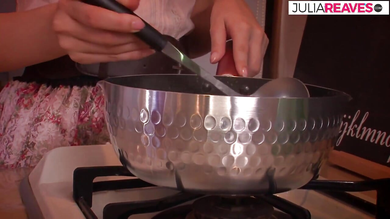 Quente menina geme enquanto recebe buceta peluda fodida por um pau enorme