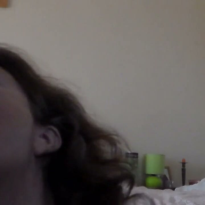 Jen lutscht johns schwanz und einen dildo
