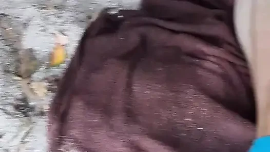 Nehirde mastürbasyon yapıyor