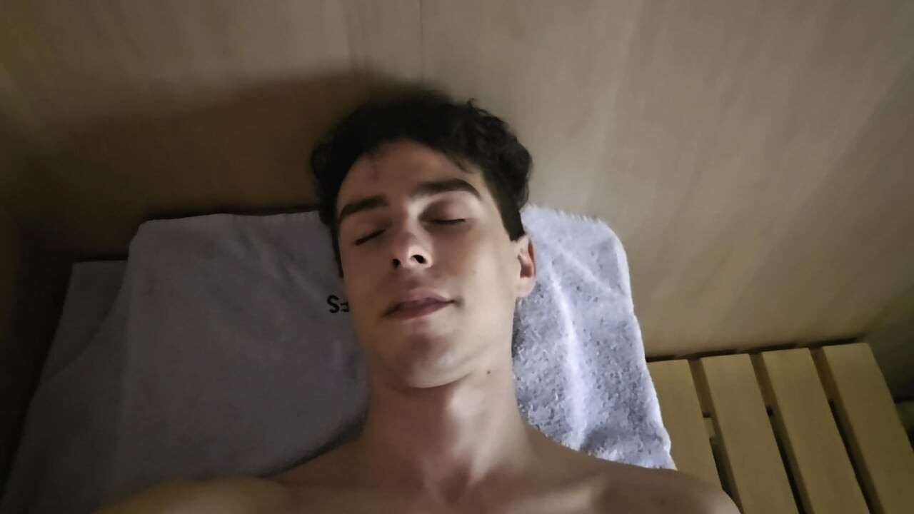 Napalim se u sauni i drkam