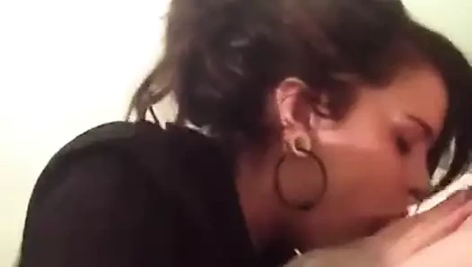 Safada cadela tatuada, apaixonada chupando pau profundo