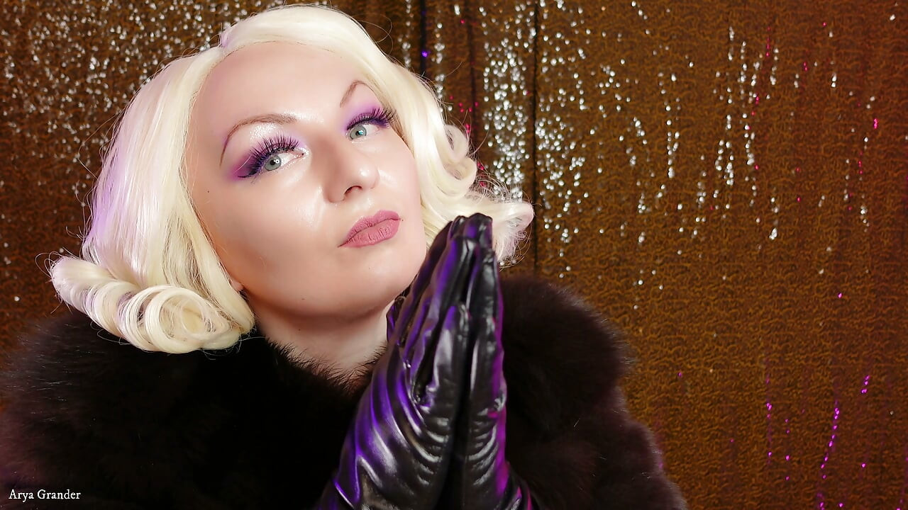 아리아 그랜더의 가죽 장갑과 모피 페티쉬 ASMR 비디오