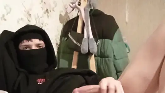 Тинка проводит время в постели, расслабившись с мастурбацией