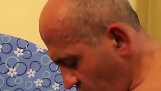 Azgın orta yaşlı seksi kadın mutfakta parmaklanıyor ve sikiliyor
