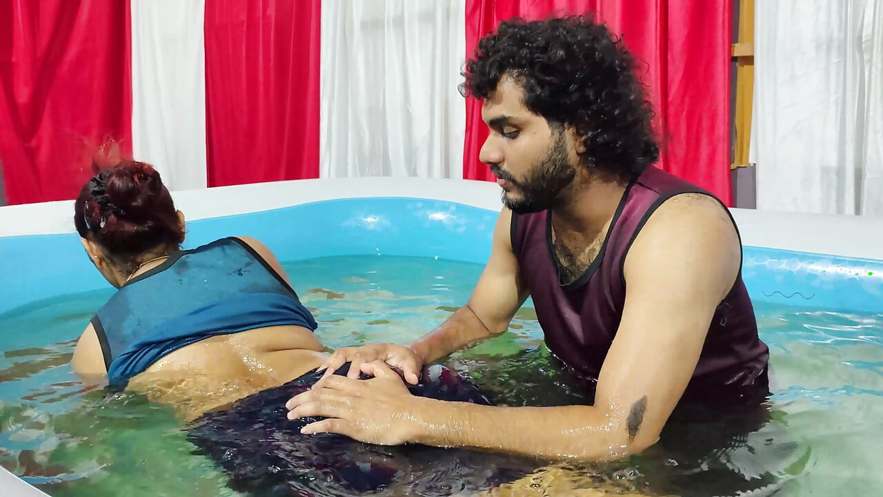Peitos quentes chupam na piscina e removem sob o uso e derramam água na bunda