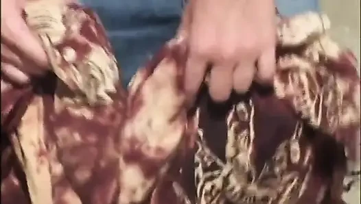 Трахаю в задницу на пляже