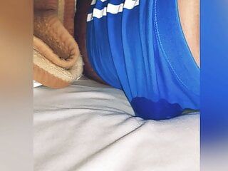 Cumming dos veces en adidas azul