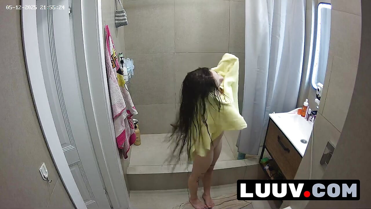 LUUV. Ekshibicionistički video plan para pod tušem.