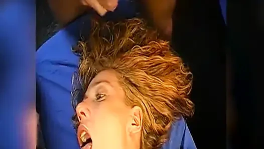 Die Lockige Schlampe Wird in Jeder Position Geritten Und Nimmt Eine Massive Gesichtsbesamung