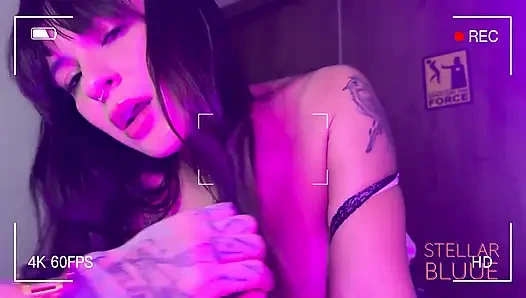 Cewek semok rambut cokelat ini nyepong kontolku sampai aku crot banyak banget!