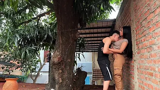 ICH HABE MEINE KOLUMBIANISCHE NACHBARIN ERWISCHT, WIE SIE DIE MANGOS VON MEINEM BAUM STIEHLT UND WIR HABEN AM ENDE AUF DEM GARTEN GEFICKT! - WELTRAUM-PRODUKTIONEN