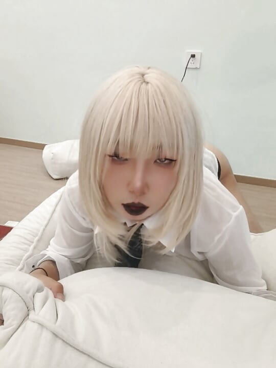 Ladyboy Cina yang anggota seksi tidak akan berpuas hati dengan zakar kecil, dia mengambil keseronokan sebenar pada kote hitam besar