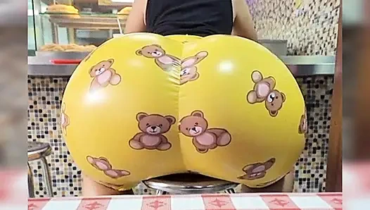 Большая задница поедает гамбургер