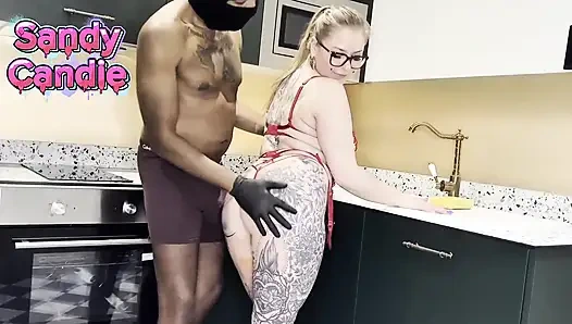 Sandy candie dehniert und von girthio gefüllt