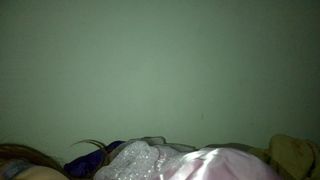 Molly liegt mit ihrem rosa Glenda-Kleid im Bett
