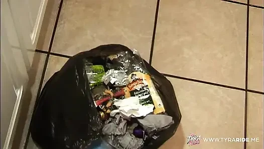 Tutkulu yatak odasında olgun sarışın orta yaşlı seksi kadın