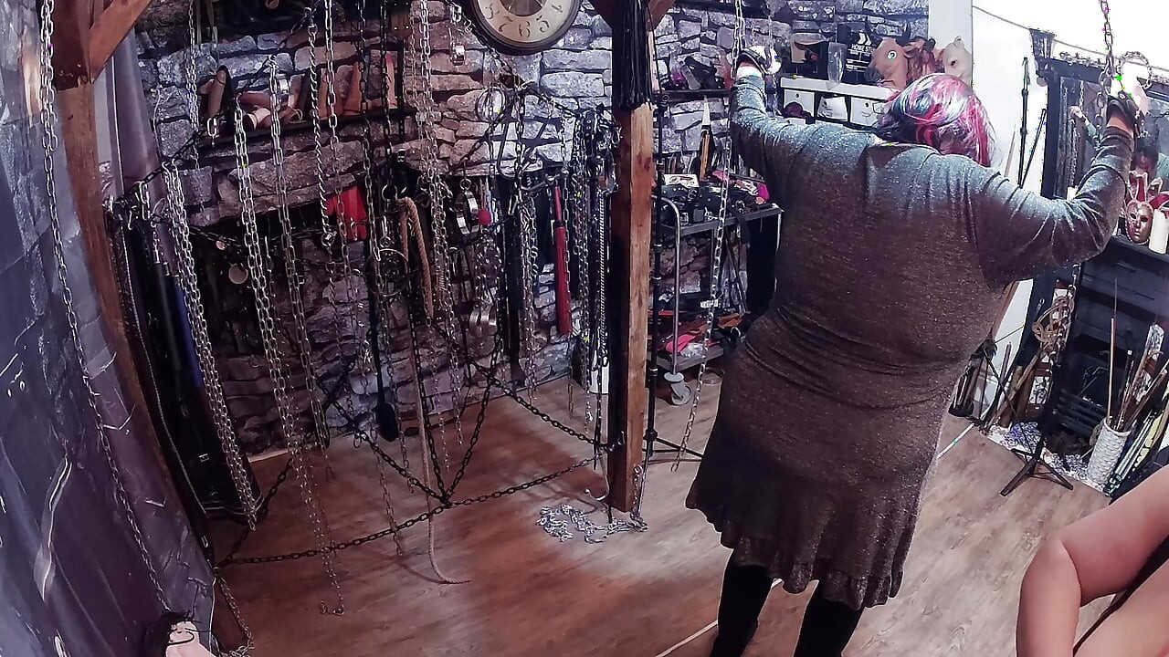Teil 1:- Bestrafungssitzung für Stephanie, dass sie nicht genug schwanz gelutscht hat mit Domina satana und Lanista Bear.