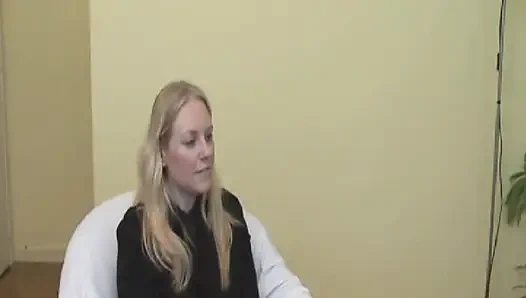 Şaplak atılan sarışın Fransız bebek götünü sert siktiriyor