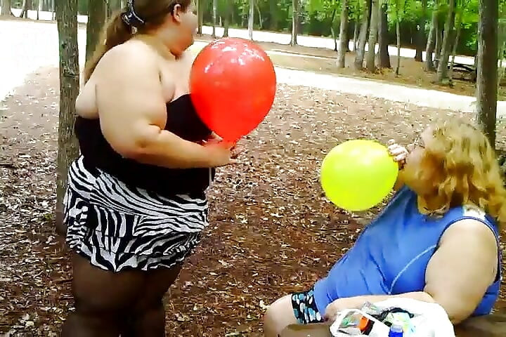 2 gordinhas estão chupando balão e saltando