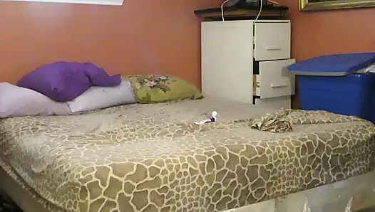 Tante super semok ini lagi asik muasin memeknya dengan dua mainan seks