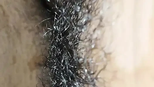 Video cantik menggambarkan ikatan cinta dan perhatian yang dibagikan antara suami dan istri. Ini menyoroti kepercayaan mereka yang dalam, bersama