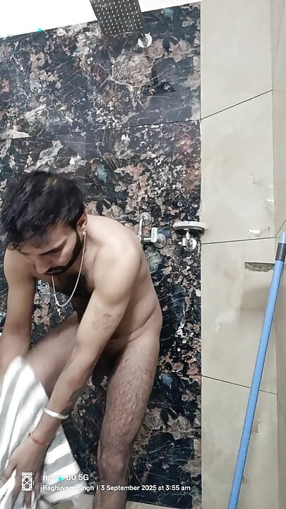 Indijski Desi muškarac se tušira