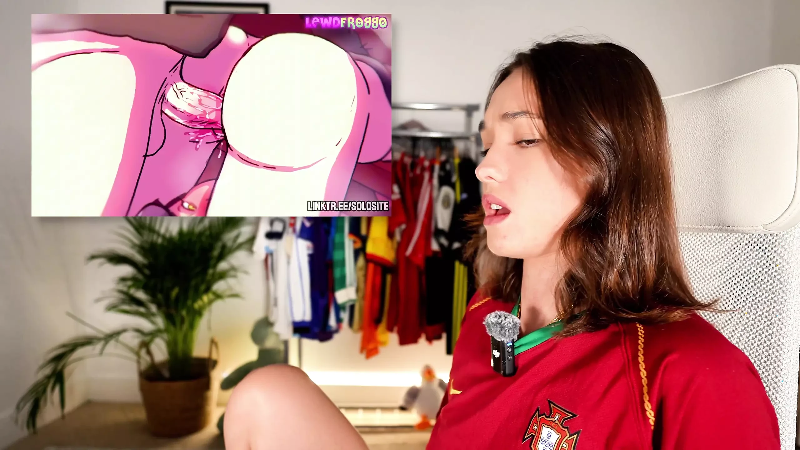 SLATKA BRINETA MASTURBIRA NA LEWDFROGGO