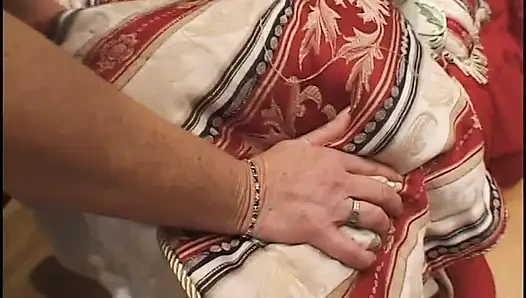 Reife rothaarige mit riesigen möpsen lutscht und fickt schwanz des hengstes im bett