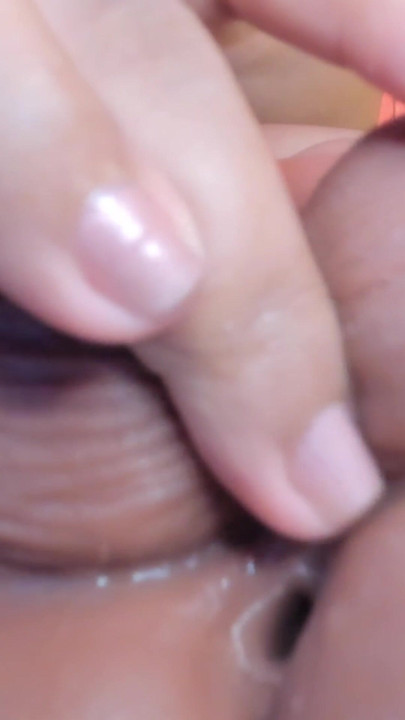 मैं उसकी गेंदों को चाटता हूं और उसकी गांड से खेलता हूं।