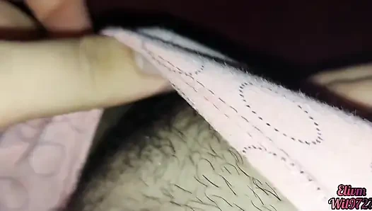 Genç üvey kızım televizyon izlerken yatağıma giriyor