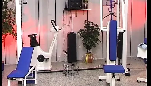 Zierliches blondes deutsches schätzchen reitet zwei schwänze im fitnessstudio