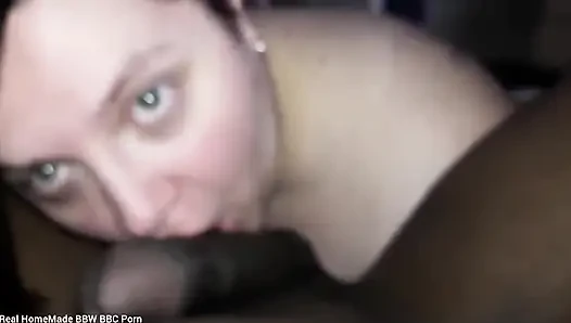 Cewek sange ini lagi asik nyepong kontol raksasa pria kulit hitam sampai dicrot di dalam!