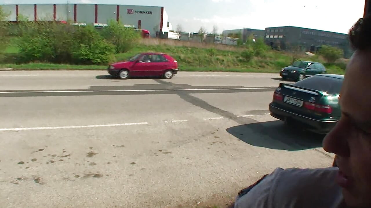 搭讪黑发少女吹箫并骑乘两根鸡巴