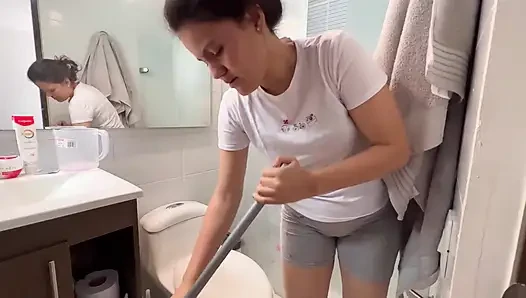 Kami berhubungan seks di kamar mandi, saat suamiku di dapur