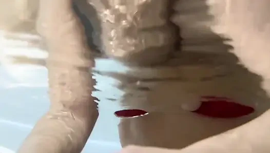 Sie tauchte seine eier in heißes Wasser, um sie schneller zu leeren