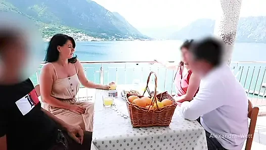 Restoranın ortasında masanın altında uçup gitmiş