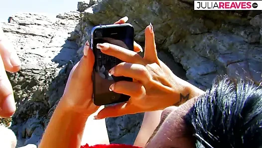 Threesome di pantai tepat di tepi laut, terlepas dari apakah orang dapat menonton