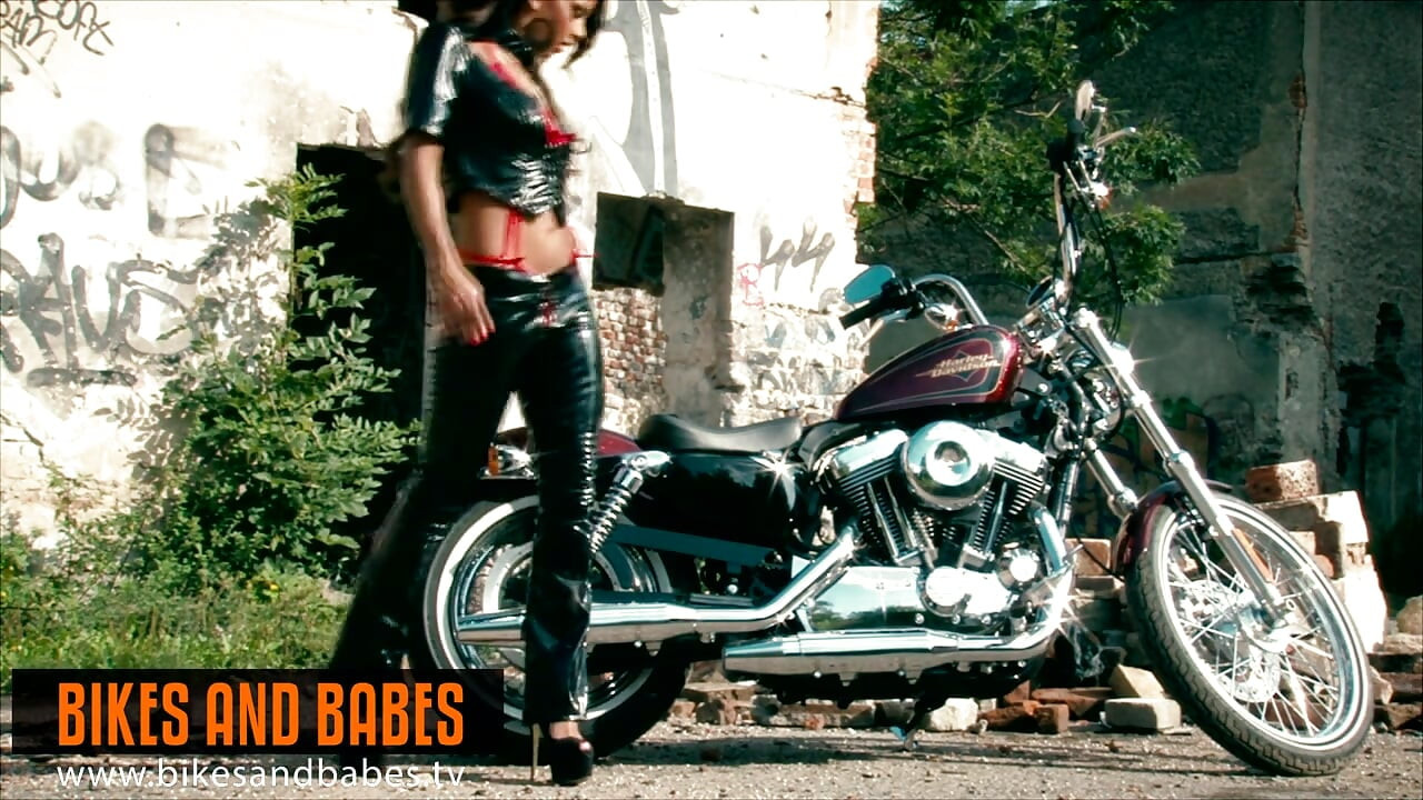 Isabela Chrystin - bicicletas e gatas na tv em vídeos sensuais