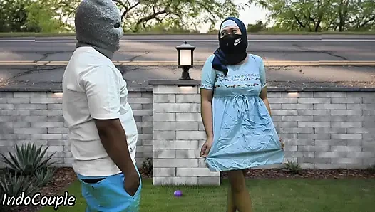 Istri muslim berhijab yang tukang selingkuh pamer memek di depan umum dan nyepong kontol orang asing demi uang viral di jakarta